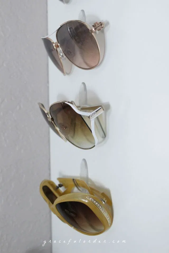 10 Lovely and Cool DIY Sunglasses Holder Ideas for Your Summer Holiday - HomelySmart - 10 Lovely and Cool DIY Sunglasses Holder Ideas for Your Summer Holiday - HomelySmart -   13 diy Organizador lentes ideas
