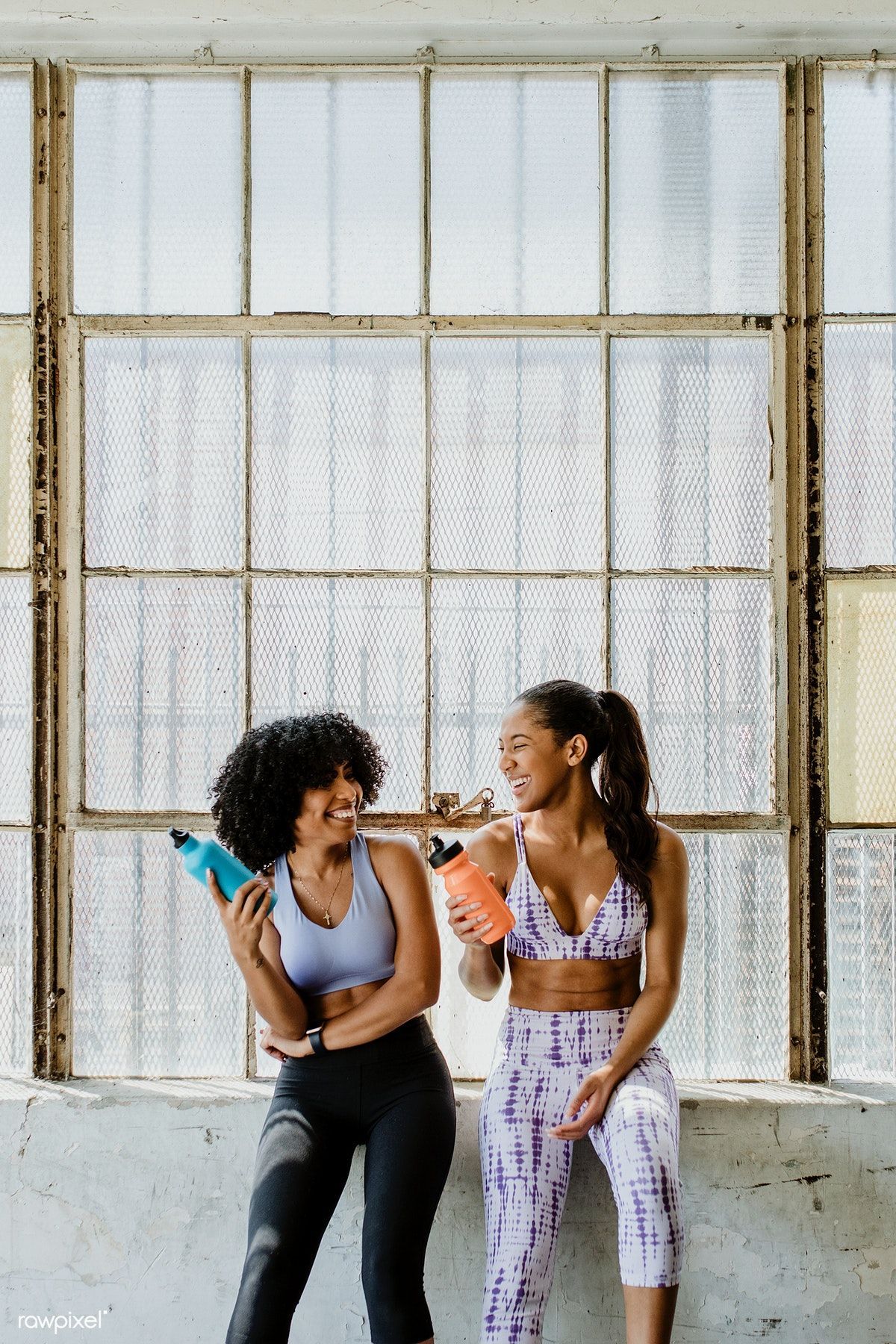 Download premium image of Sportive women talking in a gym while drinking - Download premium image of Sportive women talking in a gym while drinking -   9 fitness Photoshoot water ideas