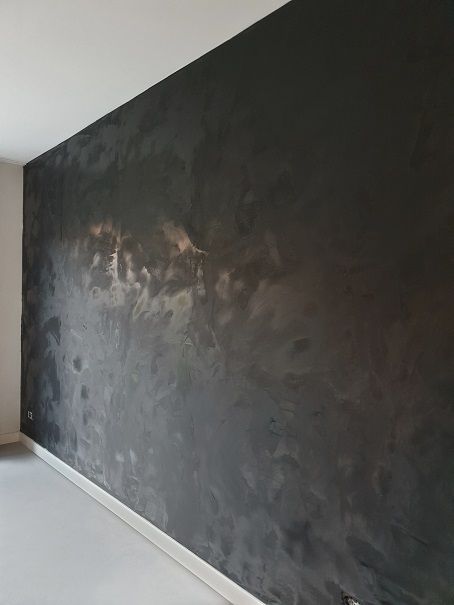 Een zwarte muur in huis met een prachtige betonlook | Huizedop - Een zwarte muur in huis met een prachtige betonlook | Huizedop -   14 diy Interieur muur ideas