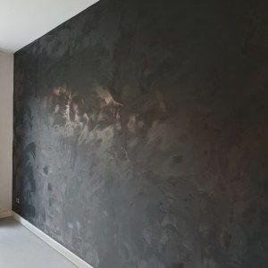 Een zwarte muur in huis met een prachtige betonlook | Huizedop - Een zwarte muur in huis met een prachtige betonlook | Huizedop -   14 diy Interieur muur ideas