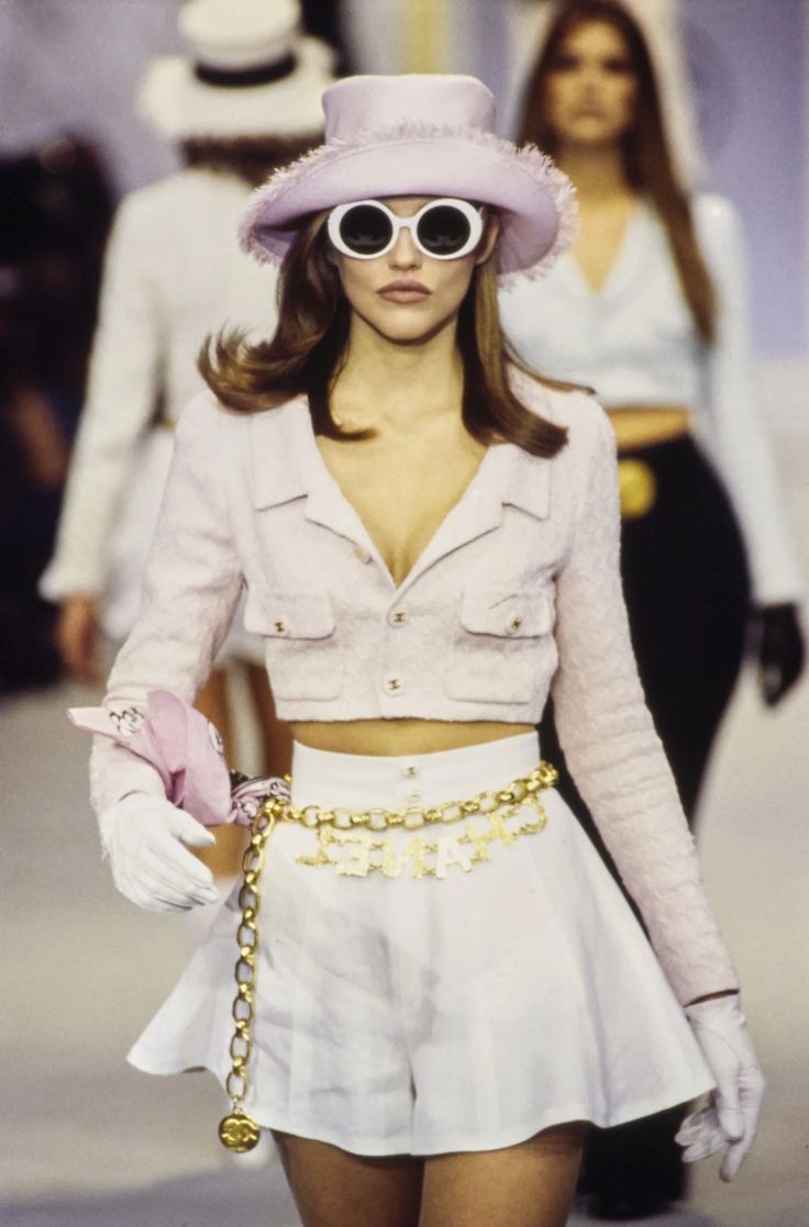 Chanel Spring 1993 Ready-to-Wear Fashion Show - Chanel Spring 1993 Ready-to-Wear Fashion Show -   16 style Feminino show ideas