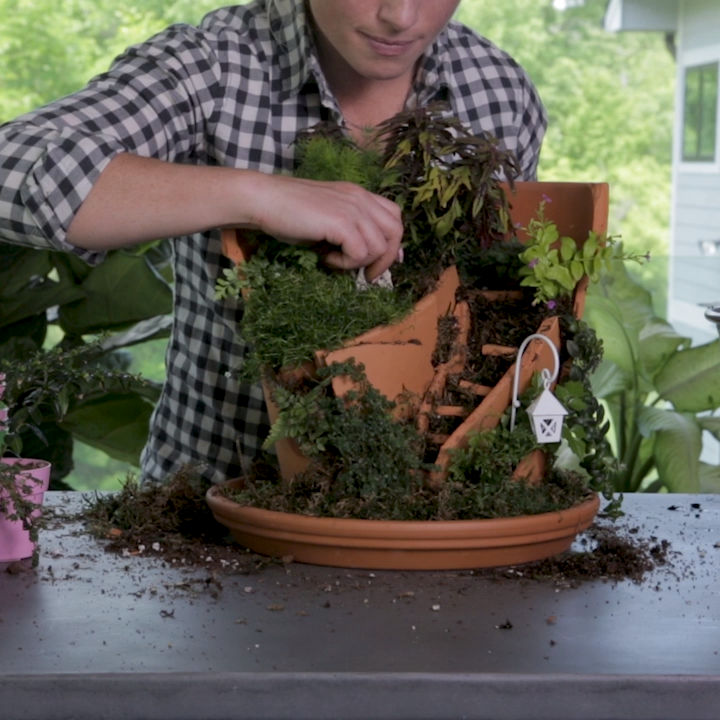 How to Make a Broken Pot Fairy Garden - Garden DIY - How to Make a Broken Pot Fairy Garden - Garden DIY -   diy House garden