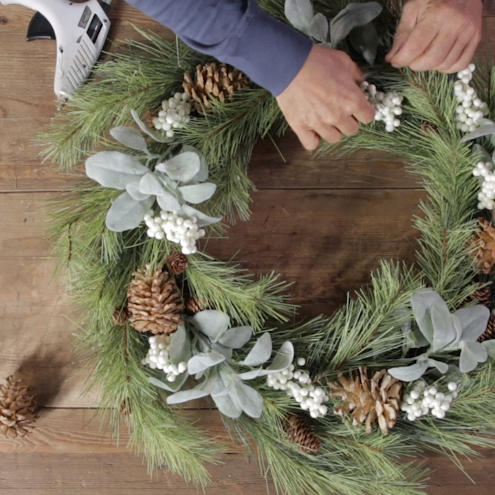 This Simple Evergreen Wreath Hack Is So Genius - Holiday DIY - This Simple Evergreen Wreath Hack Is So Genius - Holiday DIY -   diy Christmas wreath