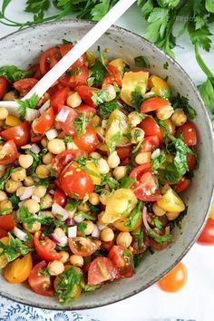Knuspriger Kichererbsen-Tomaten-Salat Rezept (vegan + glutenfrei) - Knuspriger Kichererbsen-Tomaten-Salat Rezept (vegan + glutenfrei) -   15 fitness Rezepte salat ideas