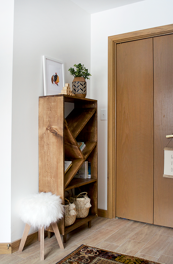DIY Bookcase with Angled Shelves | brepurposed - DIY Bookcase with Angled Shelves | brepurposed -   24 diy Bookshelf corner ideas