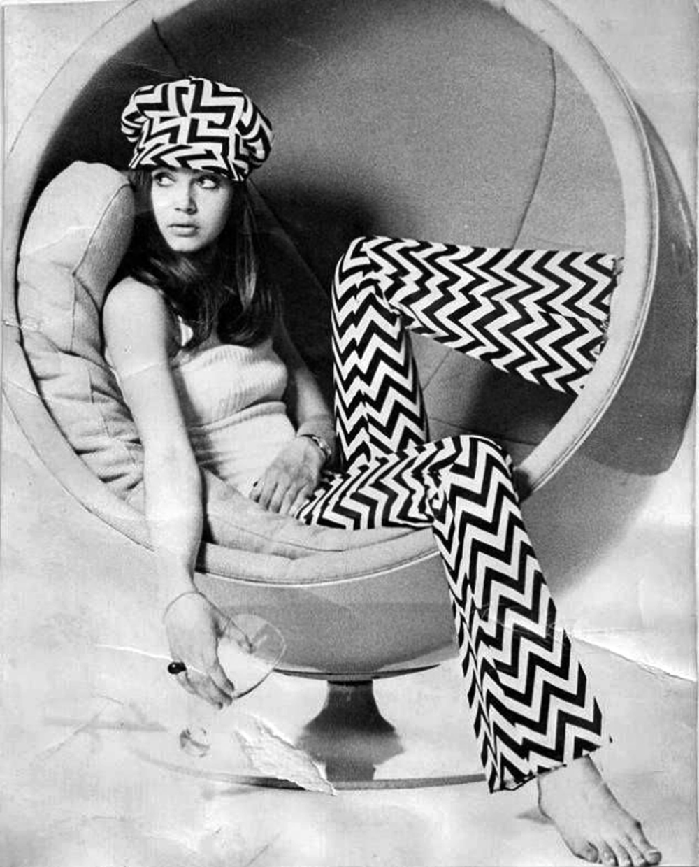 The Amazing Ball & Egg Chairs of the 1960s-1970s - Flashbak - The Amazing Ball & Egg Chairs of the 1960s-1970s - Flashbak -   17 style Retro 1960s ideas