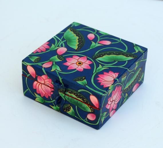 Hand painted kamal talai on box. - Hand painted kamal talai on box. -   19 diy Box painting ideas