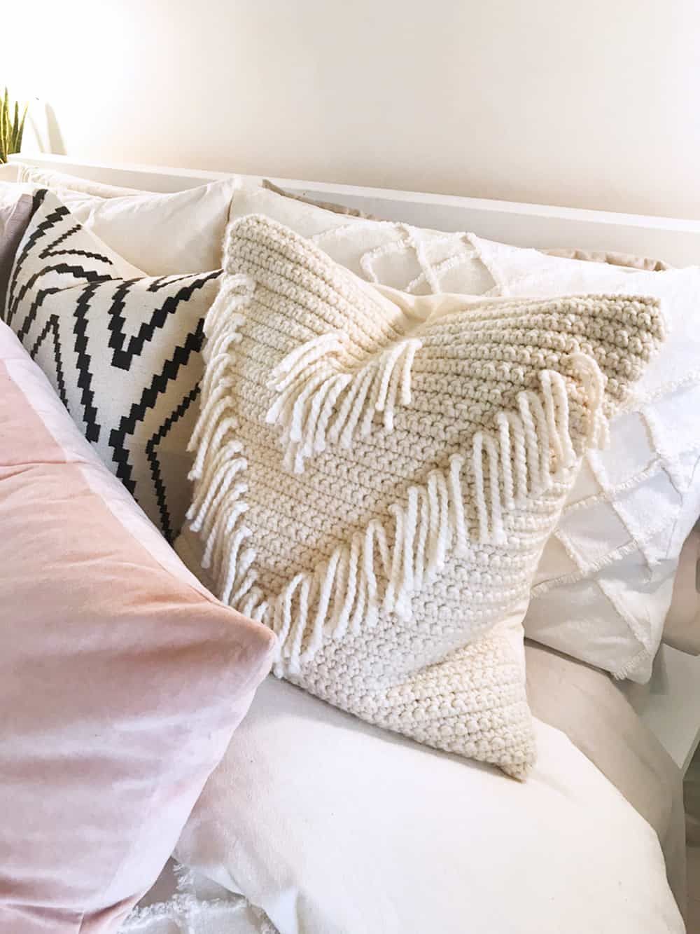 50 DIY pillows to jazz up your decor - Ohoh deco - 50 DIY pillows to jazz up your decor - Ohoh deco -   19 diy Pillows with tassels ideas