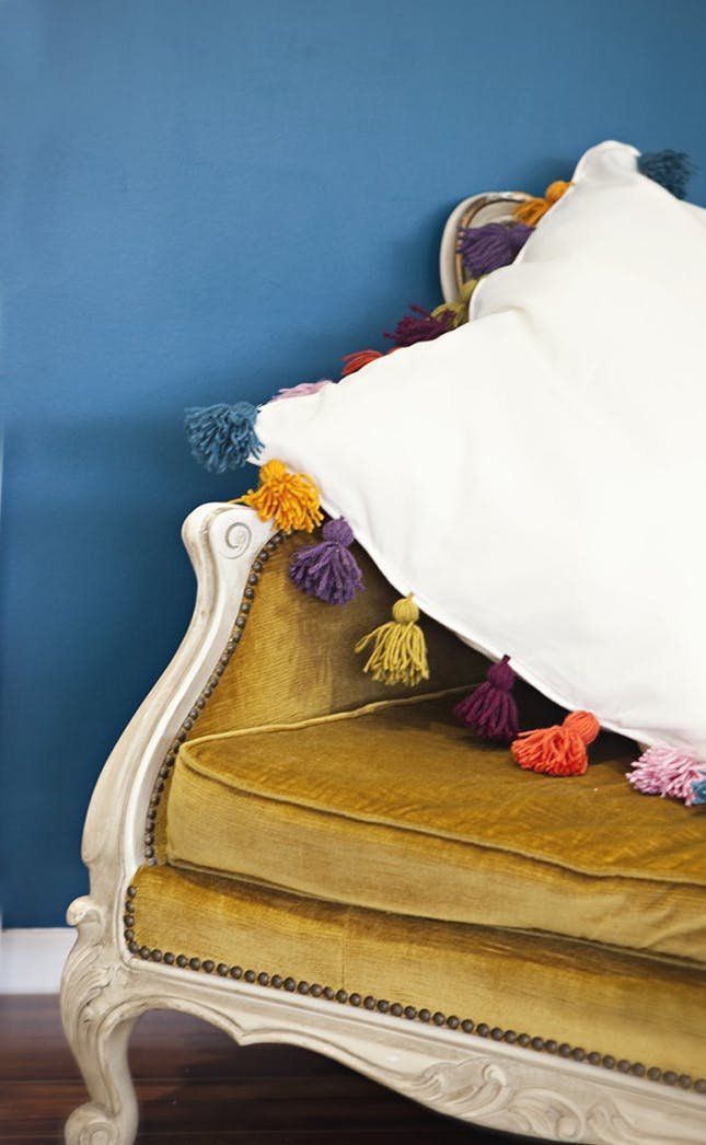 10 Cozy Pillow Upgrades You Can Make With Just a Little Bit of Yarn - 10 Cozy Pillow Upgrades You Can Make With Just a Little Bit of Yarn -   19 diy Pillows with tassels ideas