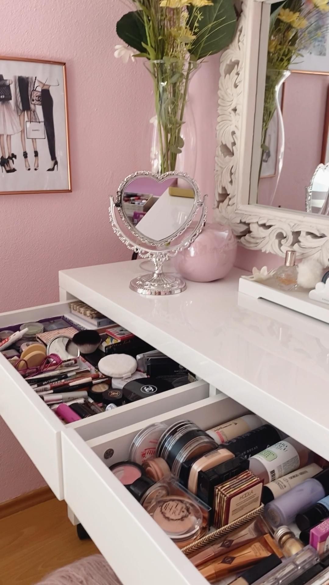 Makeup Desk with mirror ? - Makeup Desk with mirror ? -   17 beauty salon ideas
