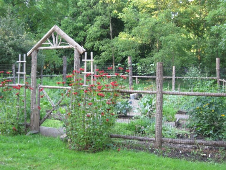 DIY Garden Fence Ideas - Protect Your Harvest - Champagne and Mudboots - DIY Garden Fence Ideas - Protect Your Harvest - Champagne and Mudboots -   19 diy Garden fence ideas