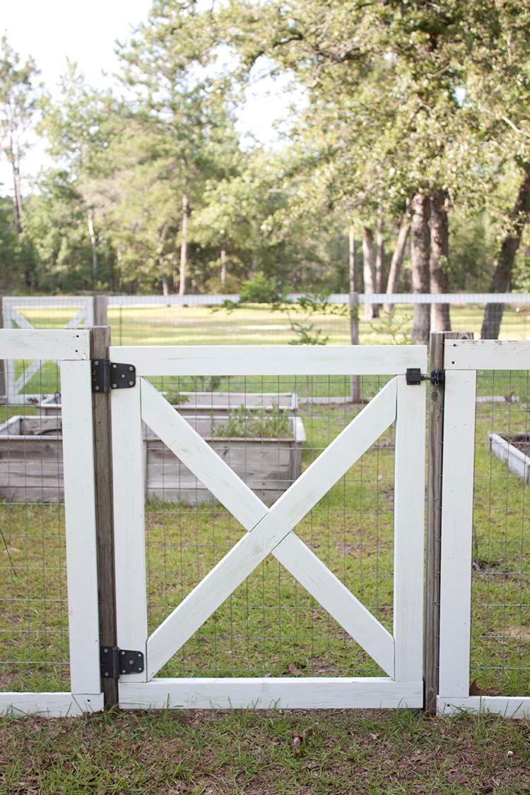 Farmhouse Style DIY Garden Fence - Southern Revivals - Farmhouse Style DIY Garden Fence - Southern Revivals -   19 diy Garden fence ideas