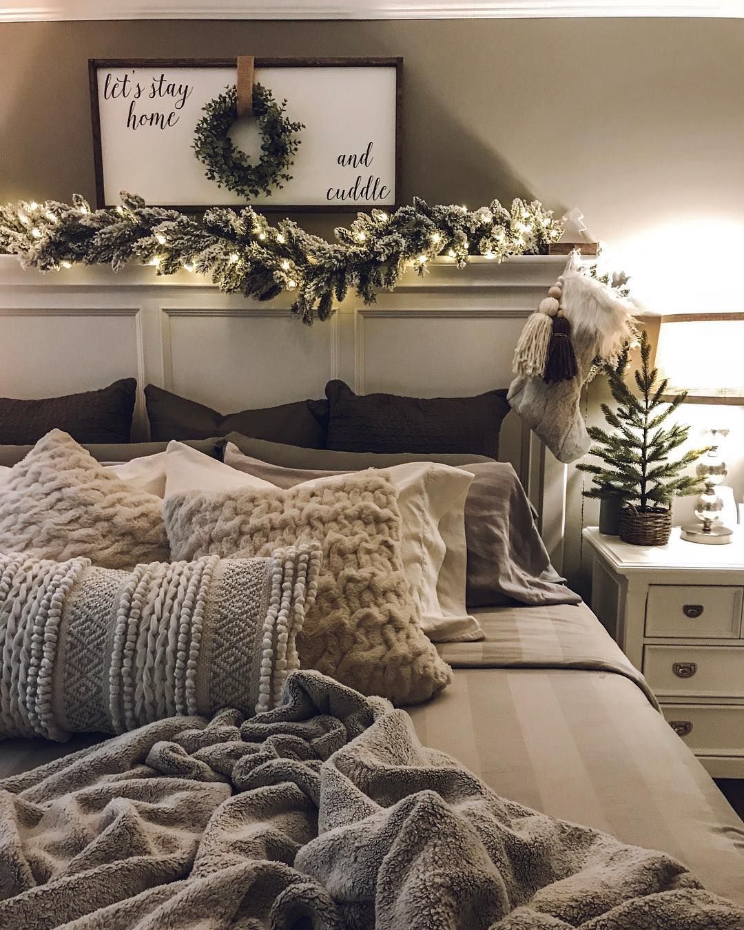 Top 37 Christmas Bedroom Decorations Ideas 2020 - Page 5 of 37 - newyearlights. com - Top 37 Christmas Bedroom Decorations Ideas 2020 - Page 5 of 37 - newyearlights. com -   16 christmas decor for bedroom ideas