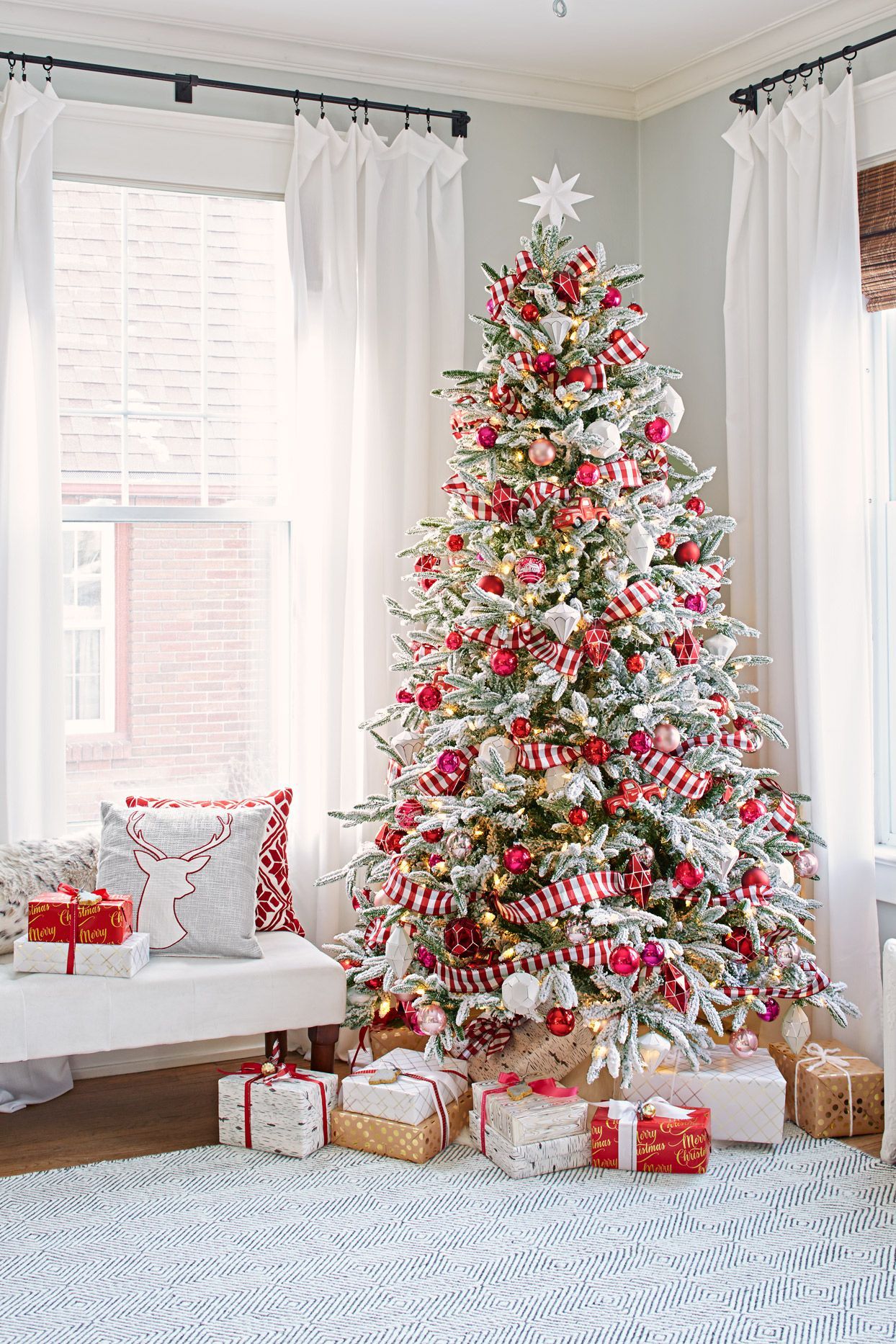 46 Stunning Ways to Trim Your Christmas Tree - 46 Stunning Ways to Trim Your Christmas Tree -   16 christmas tree themes colors ideas