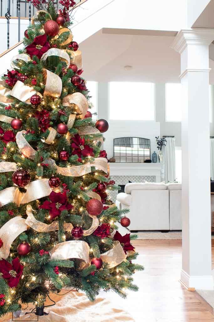 How to Decorate a Christmas Tree Like a Designer - How to Decorate a Christmas Tree Like a Designer -   16 christmas tree themes colors ideas
