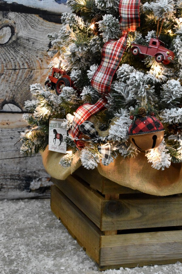 DIY Farmhouse Christmas Tree - Rustic, Country, Casual, Vintage - DIY Farmhouse Christmas Tree - Rustic, Country, Casual, Vintage -   16 rustic christmas tree topper burlap bows ideas