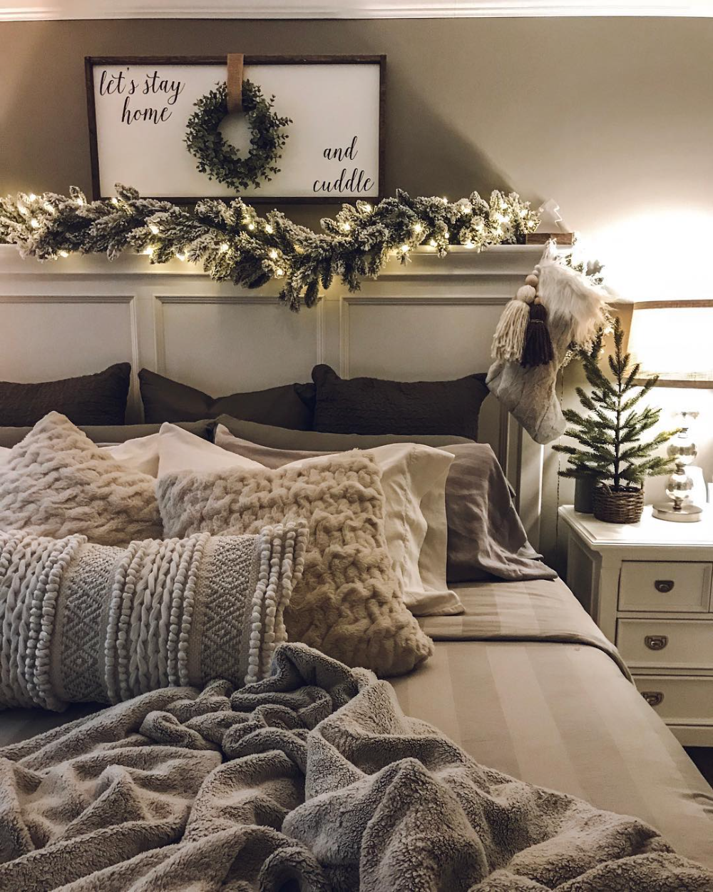 Top 37 Christmas Bedroom Decorations Ideas 2020 - Page 5 of 37 - newyearlights. com - Top 37 Christmas Bedroom Decorations Ideas 2020 - Page 5 of 37 - newyearlights. com -   18 christmas decor for bedroom cozy ideas
