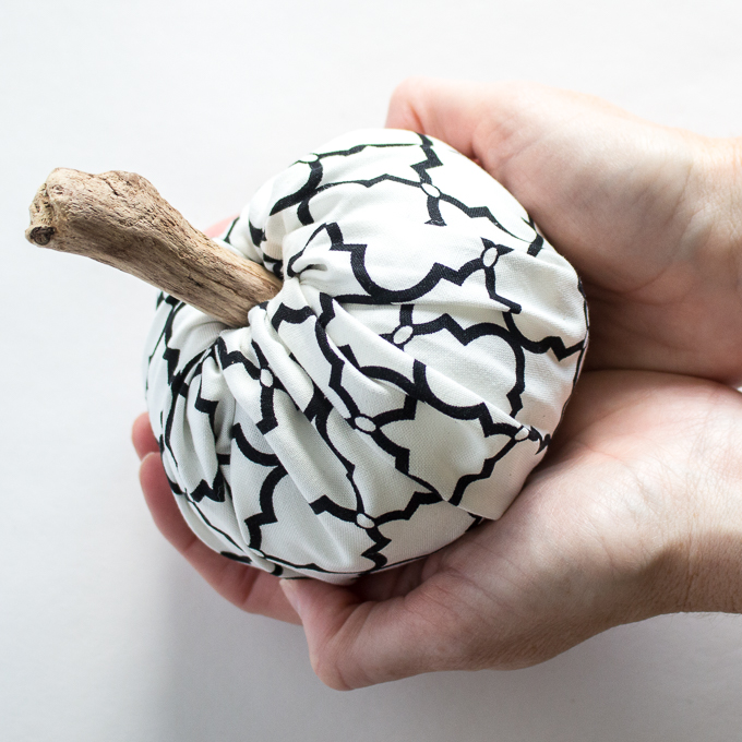 Adorable and easy no-sew fabric pumpkins! - Adorable and easy no-sew fabric pumpkins! -   19 fabric crafts no sew scrap ideas